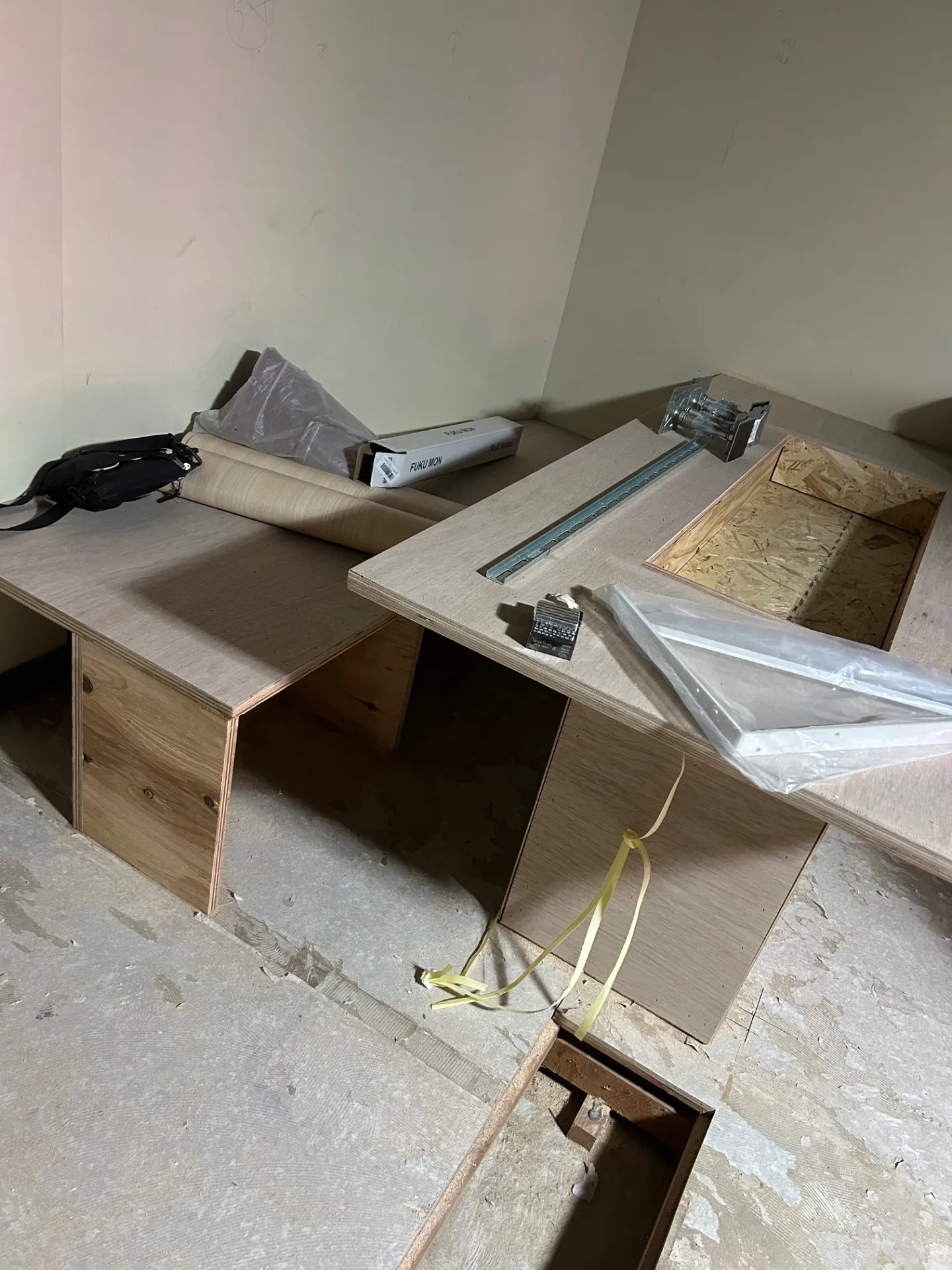 オーダーメイドの長椅子収納付き